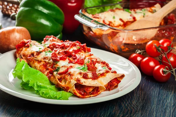 Tradycyjne Meksykańskie Enchiladas Mięsa Kurczaka Pikantnym Sosem Pomidorowym Serem Talerzu — Zdjęcie stockowe