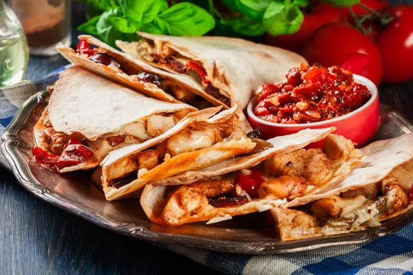 Μεξικάνικη Quesadilla Κοτόπουλο Λουκάνικο Chorizo Και Κόκκινη Πιπεριά Σερβίρεται Salsa — Φωτογραφία Αρχείου