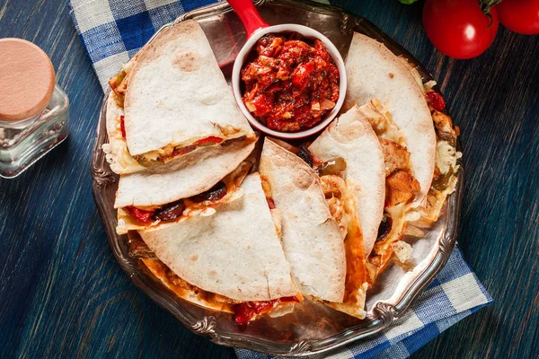 Μεξικάνικη Quesadilla Κοτόπουλο Λουκάνικο Chorizo Και Κόκκινη Πιπεριά Σερβίρεται Salsa — Φωτογραφία Αρχείου