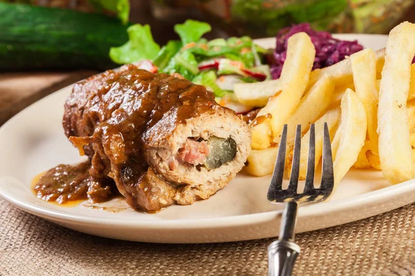 Roulade Porc Aux Frites Avec Salade Dans Une Assiette — Photo