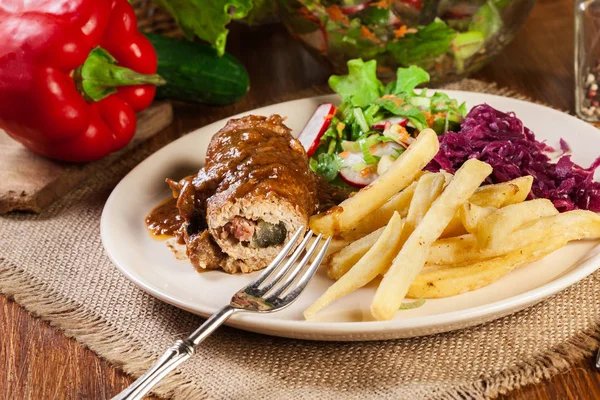 Svinesmørbrød Med Pommes Frites Med Salat Tallerkenen – stockfoto
