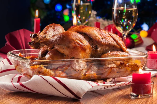 クリスマスのテーブルの上で焼きまたはローストチキン全体 クリスマスディナー — ストック写真