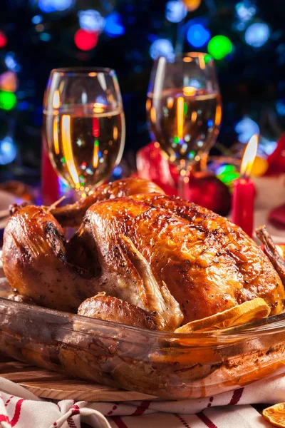 Dipanggang Atau Dipanggang Seluruh Ayam Atas Meja Natal Makan Malam — Stok Foto