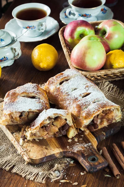 Tradycyjny Strudel Ciasto Francuskie Jabłkiem Rodzynkami Cynamonem — Zdjęcie stockowe