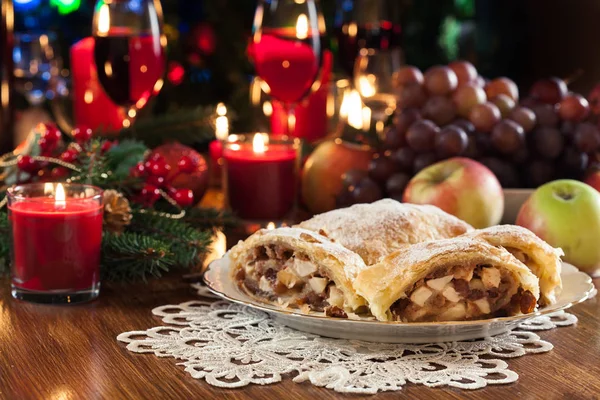 Pastelaria Folhada Tradicional Strudel Com Maçã Passas Canela Mesa Natal — Fotografia de Stock