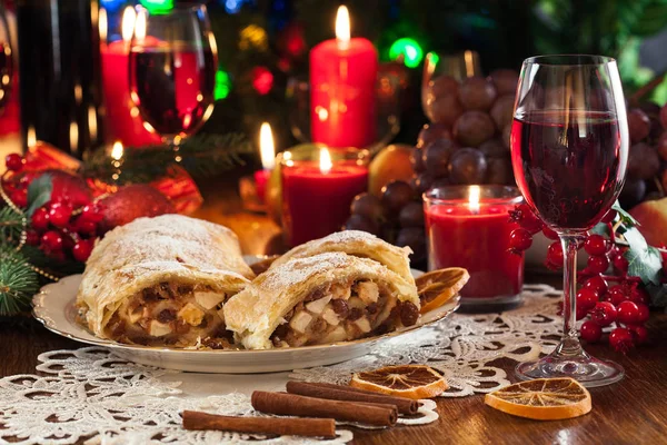 Traditionele Bladerdeeg Strudel Met Appel Rozijnen Kaneel Kerst Tabel — Stockfoto