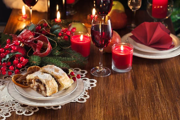 Traditionele Bladerdeeg Strudel Met Appel Rozijnen Kaneel Kerst Tabel — Stockfoto