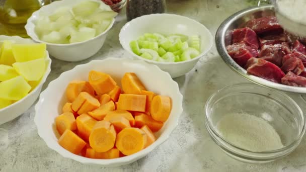 Состав Приготовления Ирландского Рагу Говядина Картофель Морковь Травы Традиционное Блюдо — стоковое видео