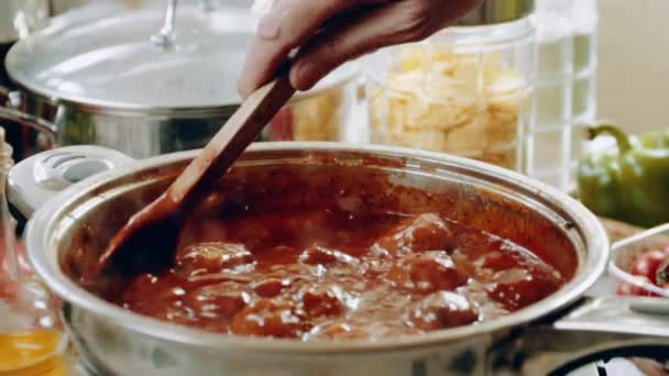 Gehaktballen Bakken Tomatensaus Spaghetti Met Gehaktballen Bereiden Langzame Beweging — Stockvideo