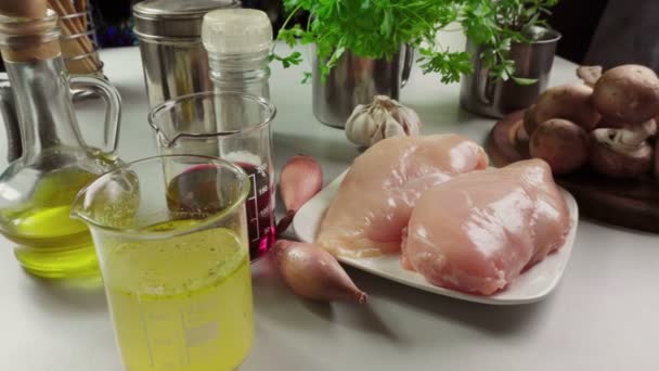Ingrediënten Voor Het Bereiden Van Kip Marsala Italiaanse Keuken — Stockvideo
