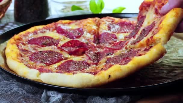 Läcker Pizza Margherita Italienska Köket — Stockvideo