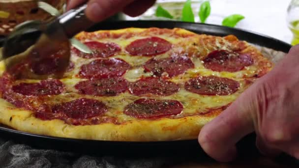 Chef Preparando Pizza Margherita — Vídeo de Stock