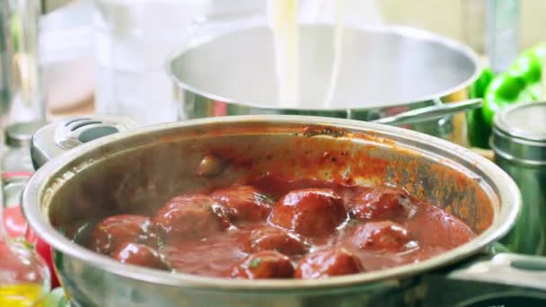 Voorbereiding Van Gehaktballen Tomatensaus Met Spaghetti Pasta — Stockvideo