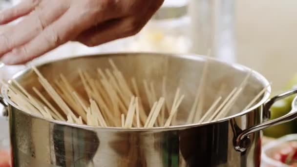 鋼の鍋でスパゲッティ パスタを茹でください — ストック動画