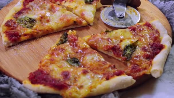 Вкусная Пицца Маргарита Итальянская Кухня — стоковое видео