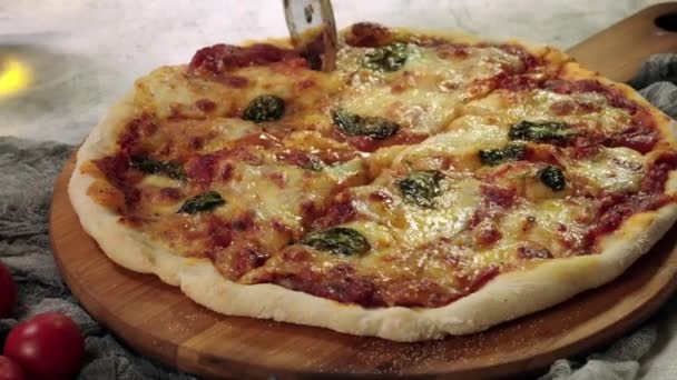 Chef Kok Voorbereiden Pizza Margherita — Stockvideo