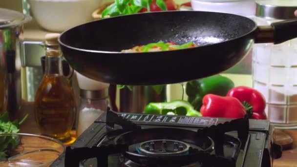 Жгу Овощи Приготовления Фриттаты Итальянская Кухня — стоковое видео