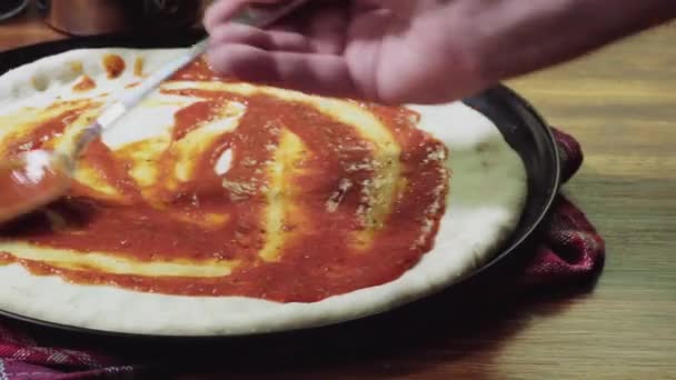 厨师准备比萨饼与培根 意大利香肠和甜椒 — 图库视频影像