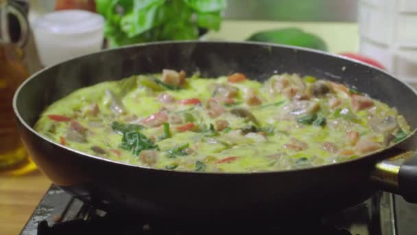 Preparazione Frittata Con Uova Pancetta Peperoncino Pepe Verde Cipolla Cucina — Video Stock