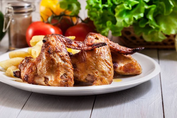Smaklig Bakad Kyckling Vingar Tallrik Serveras Med Pommes Frites — Stockfoto