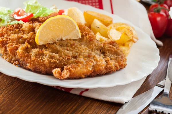 Paniertes Wiener Schnitzel Mit Ofenkartoffeln Und Salat Europäische Küche — Stockfoto