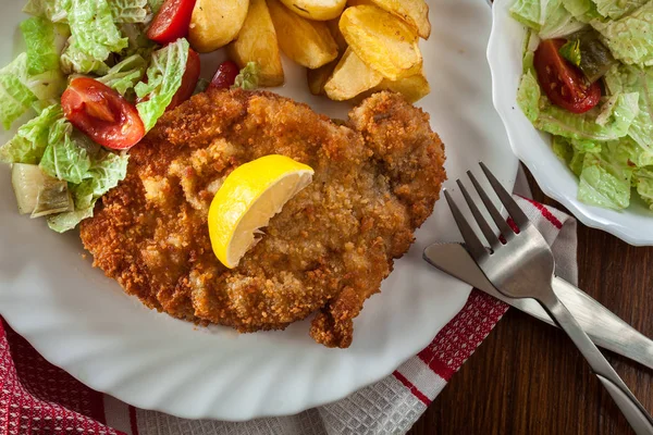 Paniertes Wiener Schnitzel Mit Ofenkartoffeln Und Salat Europäische Küche Ansicht — Stockfoto