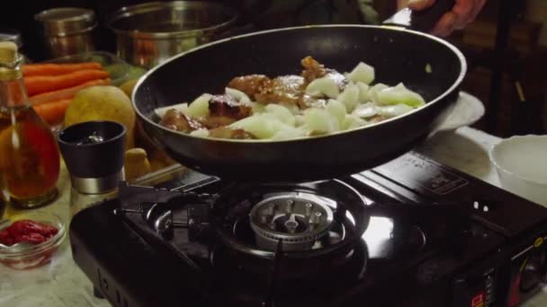 Preparación Del Guiso Irlandés Carne Res Patatas Zanahorias Hierbas Plato — Vídeo de stock