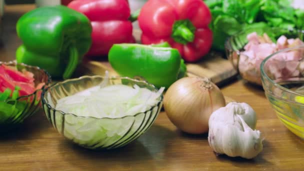 Ingredienti Preparare Frittata Uova Pancetta Peperoncino Pepe Verde Cipolla Sul — Video Stock