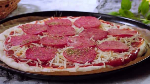 Chef Préparant Une Pizza Pepperoni — Video