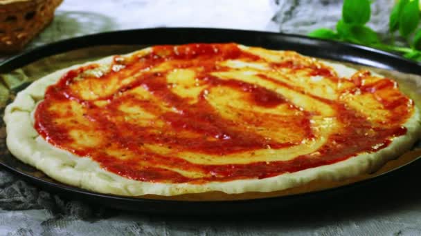 Szef Kuchni Przygotowuje Pepperoni Pizza — Wideo stockowe
