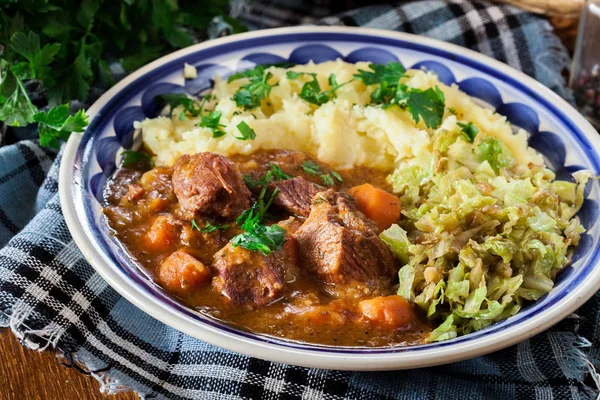 Traditioneller Irischer Eintopf Mit Kartoffelpüree Und Kohl — Stockfoto