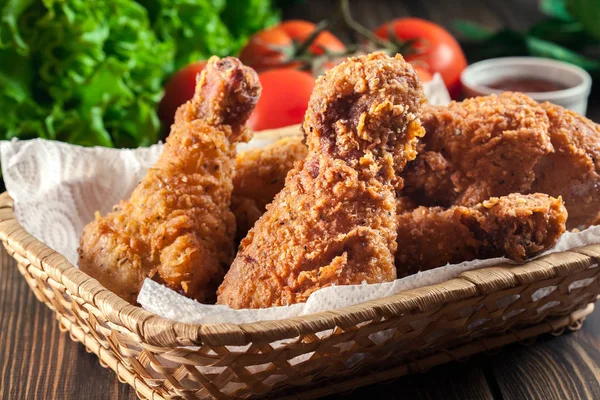 Impastato Croccante Fritto Kentucky Pollo Drumctick Nel Cestino — Foto Stock