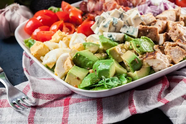 Sana Insalata Pannocchie Con Pollo Avocado Pancetta Pomodoro Uova Piatto — Foto Stock