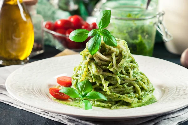 Makaron Spaghetti Sosem Pesto Domowej Roboty Bazylia Białym Talerzu — Zdjęcie stockowe