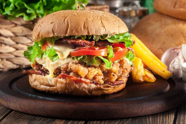 Lahodné Hamburger Kuřecím Masem Slaninou Rajče Sýr Salát Podávaný Hranolky — Stock fotografie