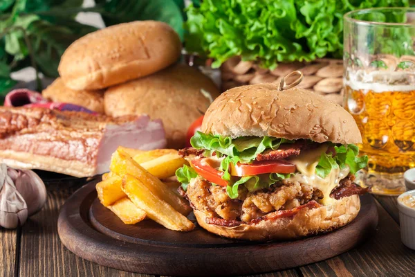 Chickenburger Met Bacon Sla Tomaat Kaas Geserveerd Met Patat Bier — Stockfoto