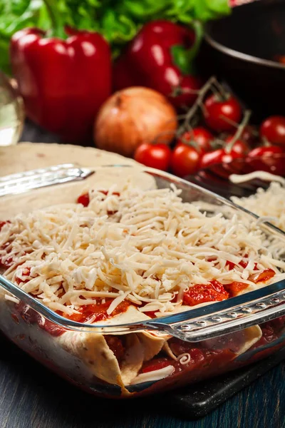 耐熱皿にチーズ スパイシー トマト ソース 鶏肉と伝統的なメキシコのエンチラーダ メキシコ料理 — ストック写真