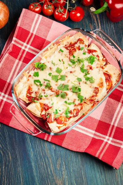 Enchiladas Messicani Tradizionali Con Carne Pollo Salsa Pomodoro Piccante Formaggio — Foto Stock