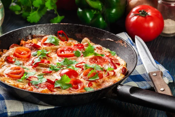 Frittata Aus Eiern Wurstchorizo Paprika Grünem Paprika Tomaten Käse Und — Stockfoto