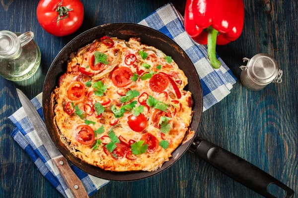 Frittata Hecha Huevos Chorizo Salchicha Pimiento Rojo Pimiento Verde Tomates — Foto de Stock