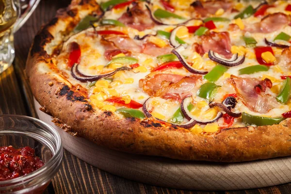 Pizza Buatan Sendiri Dengan Bacon Paprika Dan Jagung Disajikan Papan — Stok Foto
