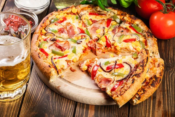 Zelfgemaakte Pizza Met Spek Paprika Maïs Geserveerd Een Houten Plank — Stockfoto