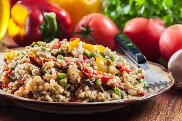 Bulgur Salát Zeleninou Zahrnuje Paprika Rajčata Cuketu Lilek Cibuli Petržel — Stock fotografie