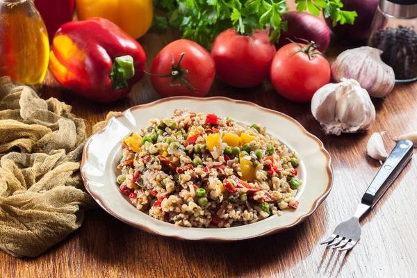 Ensalada Bulgur Con Verduras Incluye Pimiento Tomates Calabacín Berenjena Cebolla — Foto de Stock