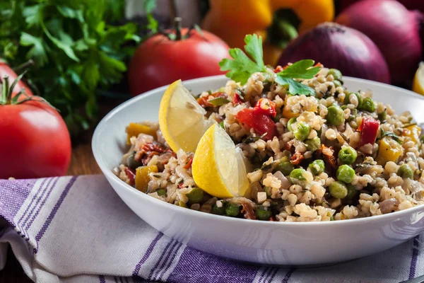 Bulgur Saláta Zöldségekkel Ide Tartozik Harangbors Paradicsom Cukkini Padlizsán Hagyma — Stock Fotó