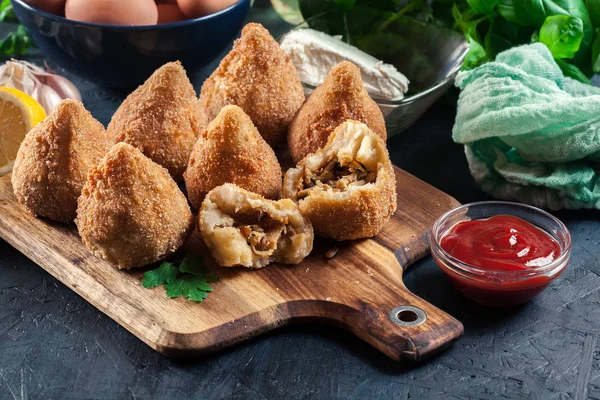 Coxinha Croquete Frito Com Frango Petiscos Brasileiros — Fotografia de Stock