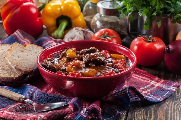 Goulash Tradicional Carne Húngara Com Pimenta Vermelha Amarela — Fotografia de Stock