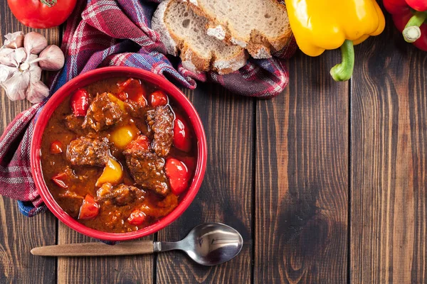 Gulash Tradicional Húngaro Con Pimiento Rojo Amarillo —  Fotos de Stock