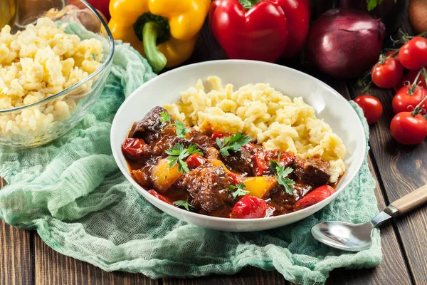 Goulash Daging Sapi Tradisional Hungaria Disertakan Dengan Mie Galuska — Stok Foto