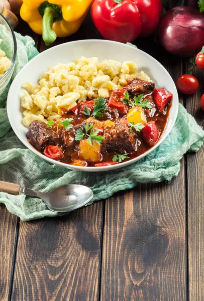 Gulasch Tradizionale Ungherese Manzo Servito Con Tagliatelle Galuska — Foto Stock